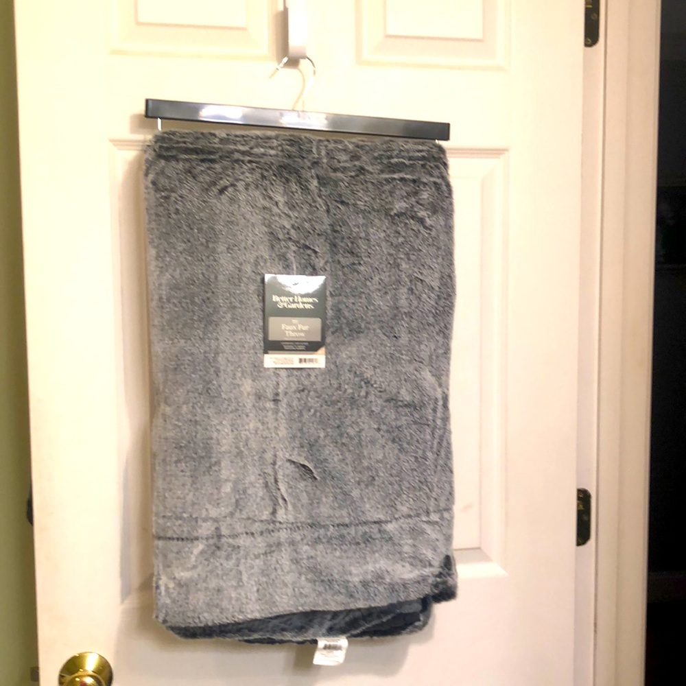 NWT  Gray Snow Faux Fur Sherpa Throw; Nonsmoking home